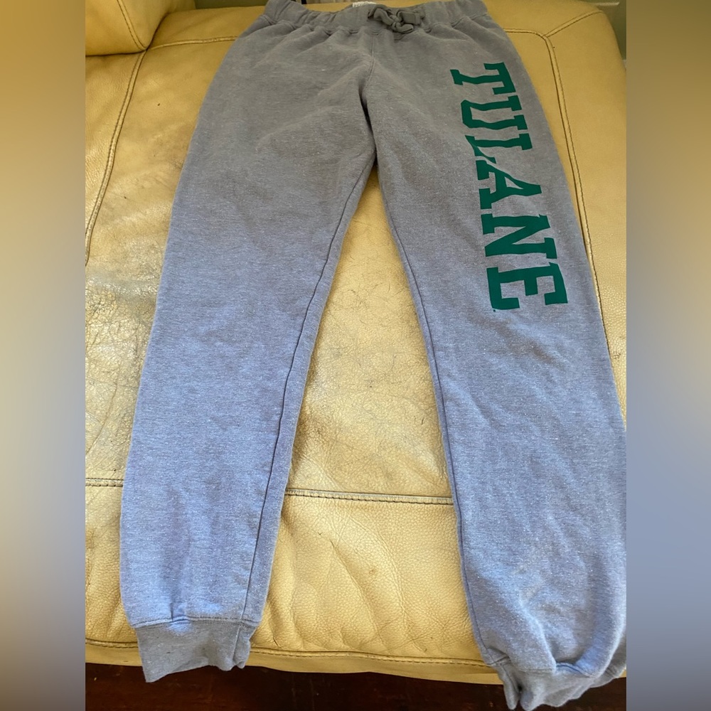 Vintage Tulane Women’s sweatshirt. Pre-owned in good as new condition.